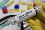 Lenacapavir vaccination drug syringe in yellow gloved hand.